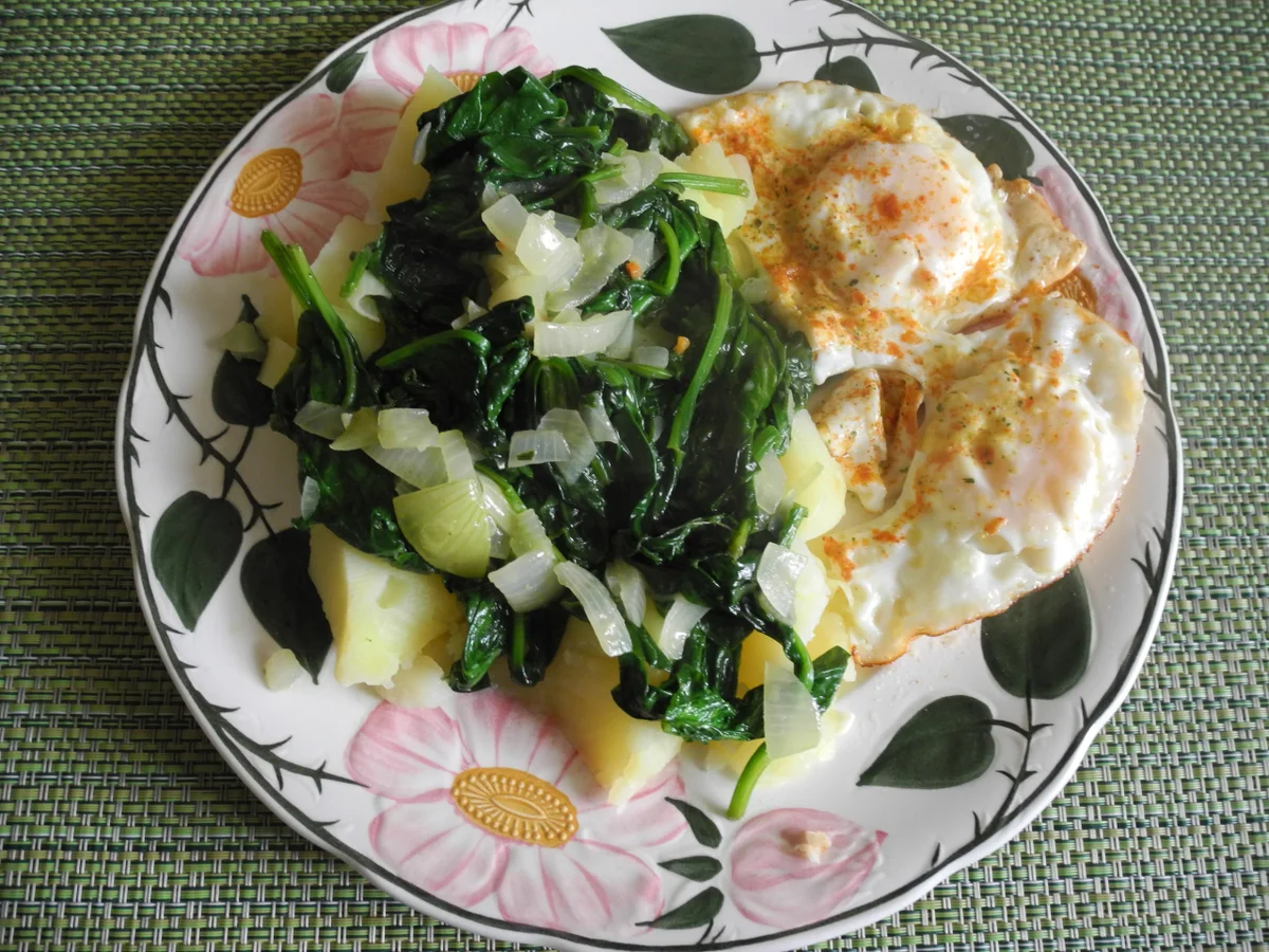 Zwiebelspinat mit Kartoffeln und Brateiern - Rezept - Bild Nr. 4343