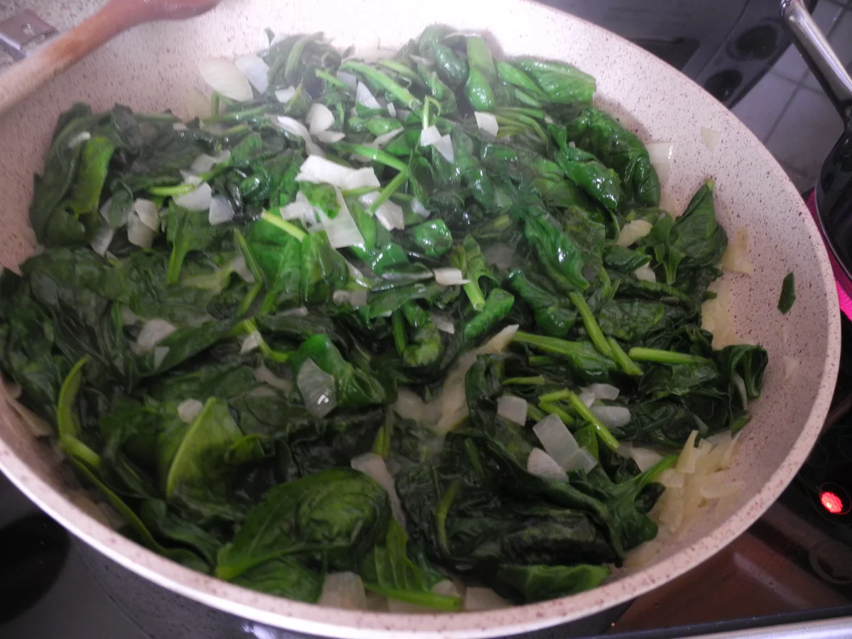 Zwiebelspinat mit Kartoffeln und Brateiern - Rezept - Bild Nr. 4346