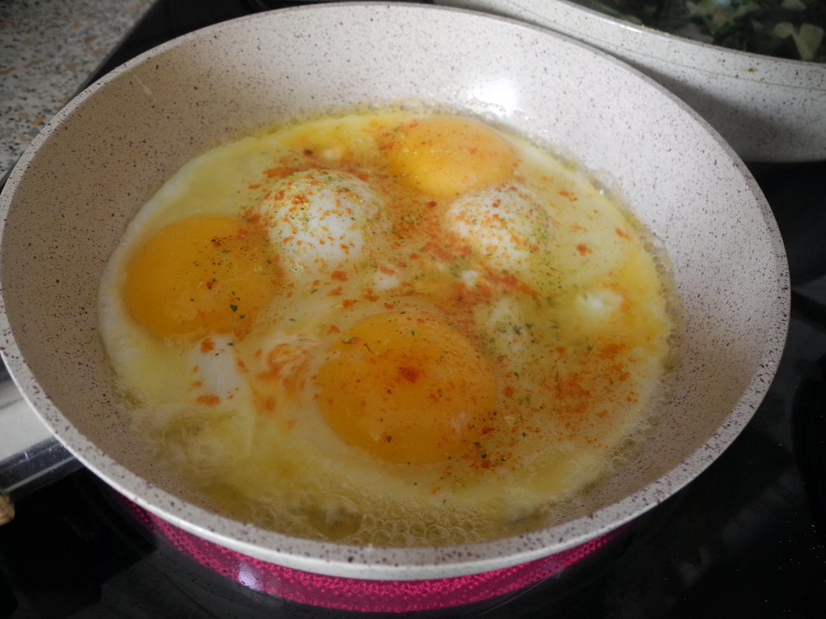 Zwiebelspinat mit Kartoffeln und Brateiern - Rezept - Bild Nr. 4347