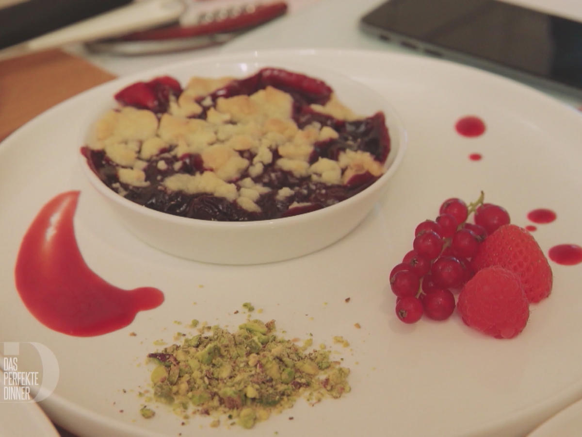 Kirsch Crumble mit selbstgemachter Eiscreme - von Das perfekte Dinner
