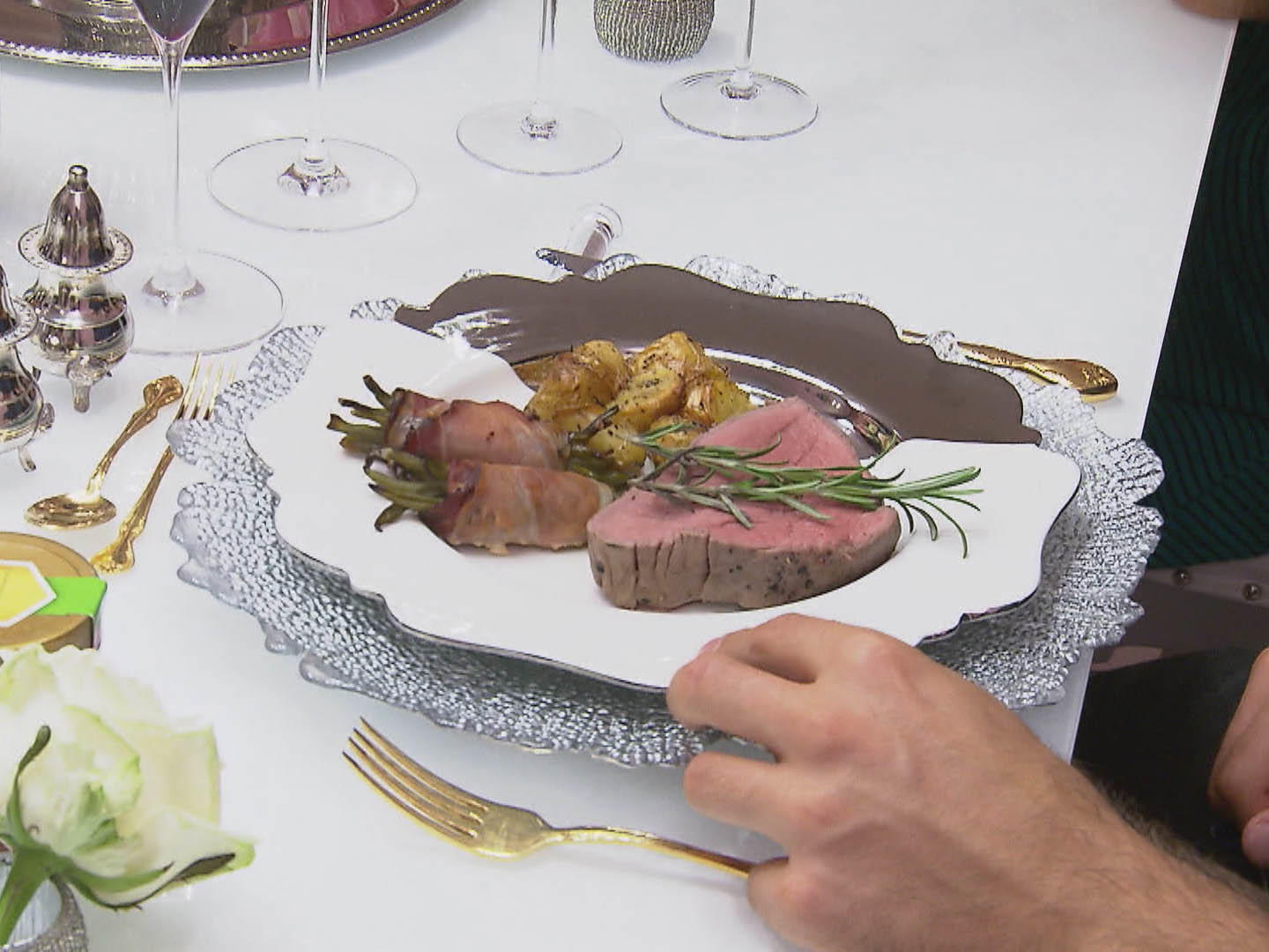 Bilder für Rinderfilet niedergegart an Pfifferling-Weißweinsoße mit gebackenen Rosmarinkartoffeln - Rezept