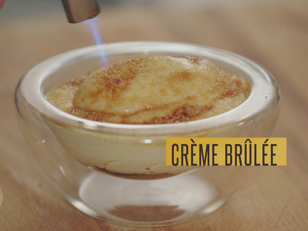 Crème brûlée mit Sauerrahm-Eis, Pfirsichsud und weißem Spargel (Juan ...