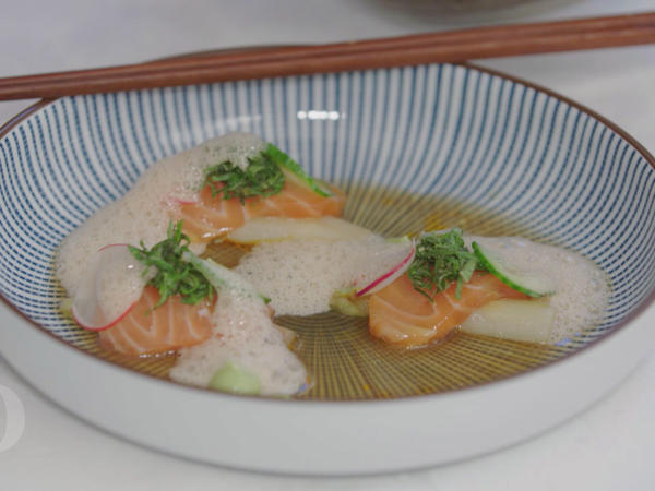 Roh marinierter Lachs im Ponzu Sud mit Spargel und Avocado Alexander ...