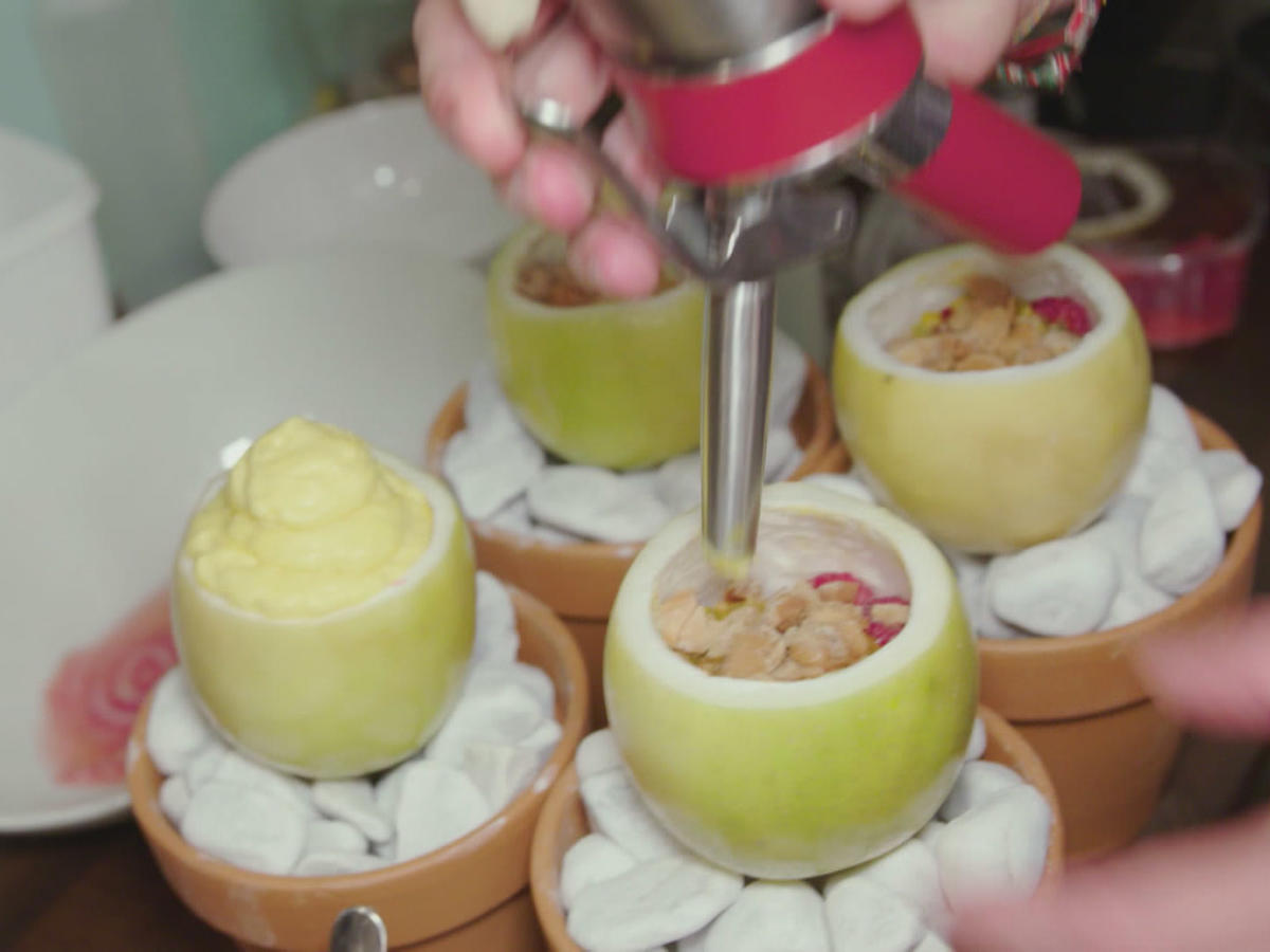 Maracuja Granate mit Macadamia Nüssen und weißer Schokolade Alexander ...