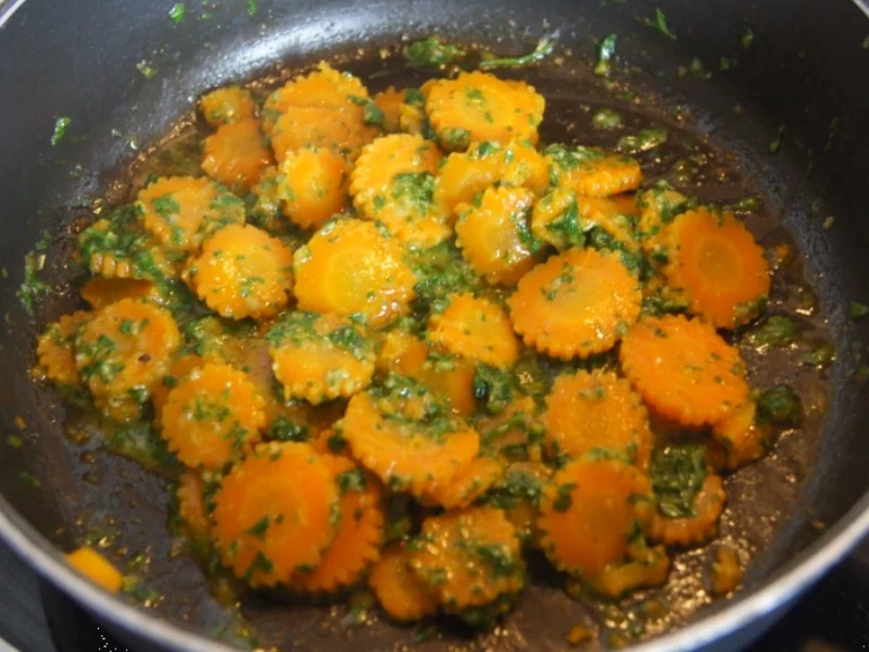 Rezept: Hähnchenbrustfilet mit Pesto-Möhrenblüten Bild Nr. 3921 Hähnchenbrustfilet mit Pesto-Möhrenblüten - Rezept - Bild Nr. 3921