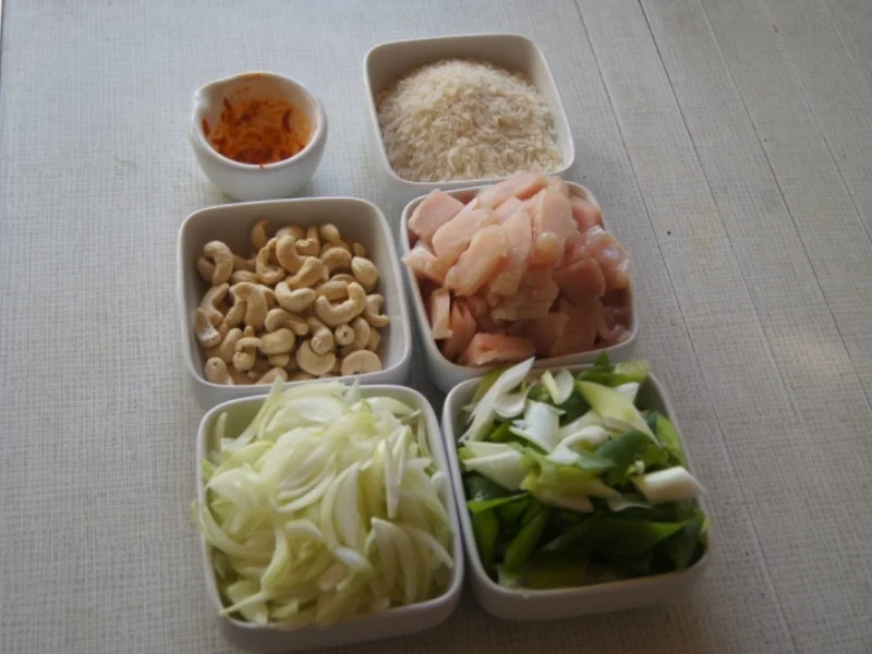 Gebratenes Hähnchenbrustfilet mit Zwiebeln, Cashew-Nüssen und Basmatireis - Rezept - Bild Nr. 3915