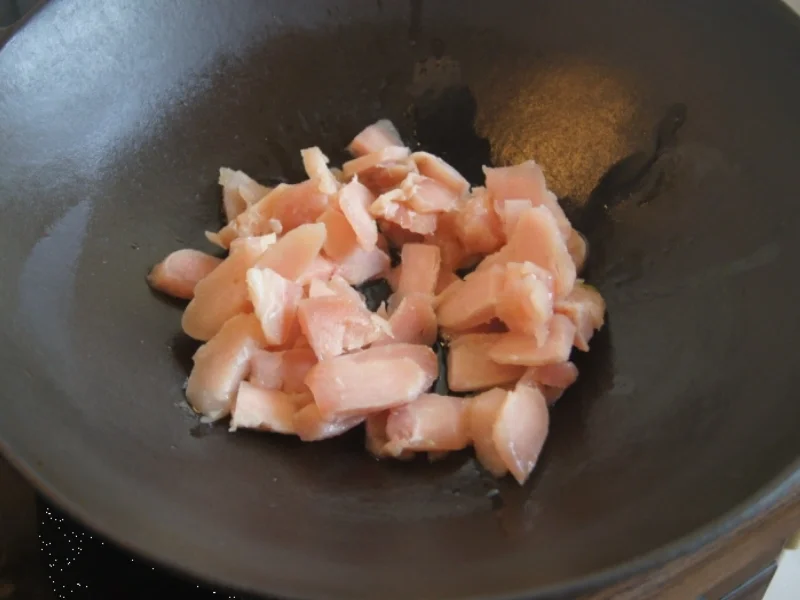 Gebratenes Hähnchenbrustfilet mit Zwiebeln, Cashew-Nüssen und Basmatireis - Rezept - Bild Nr. 3916