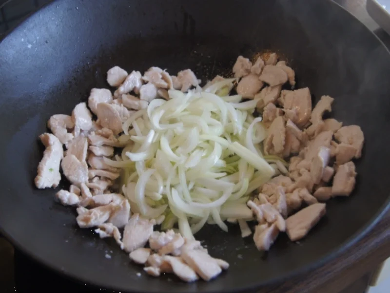Gebratenes Hähnchenbrustfilet mit Zwiebeln, Cashew-Nüssen und Basmatireis - Rezept - Bild Nr. 3917