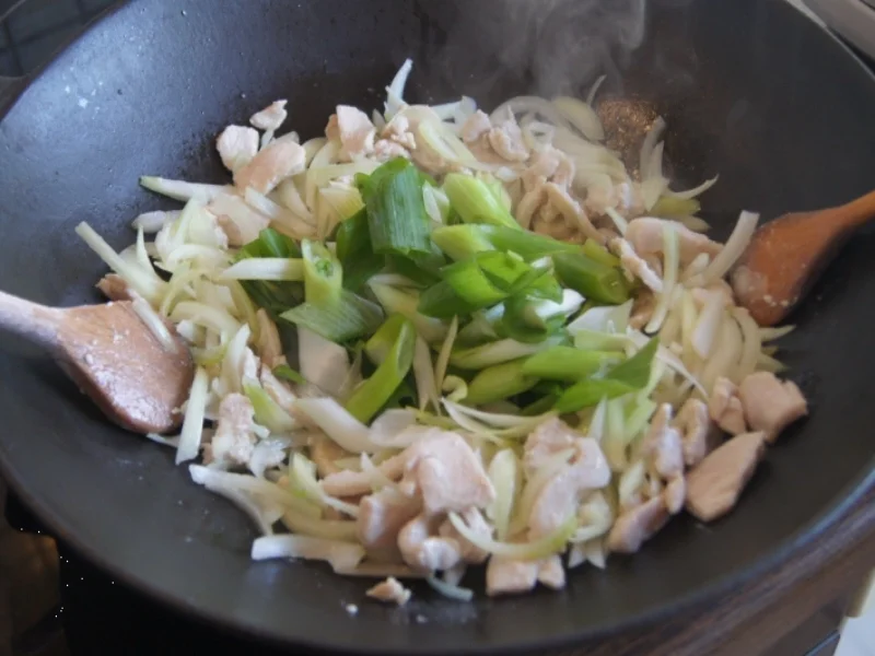 Gebratenes Hähnchenbrustfilet mit Zwiebeln, Cashew-Nüssen und Basmatireis - Rezept - Bild Nr. 3918