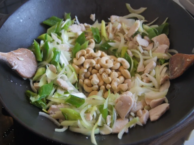 Gebratenes Hähnchenbrustfilet mit Zwiebeln, Cashew-Nüssen und Basmatireis - Rezept - Bild Nr. 3919
