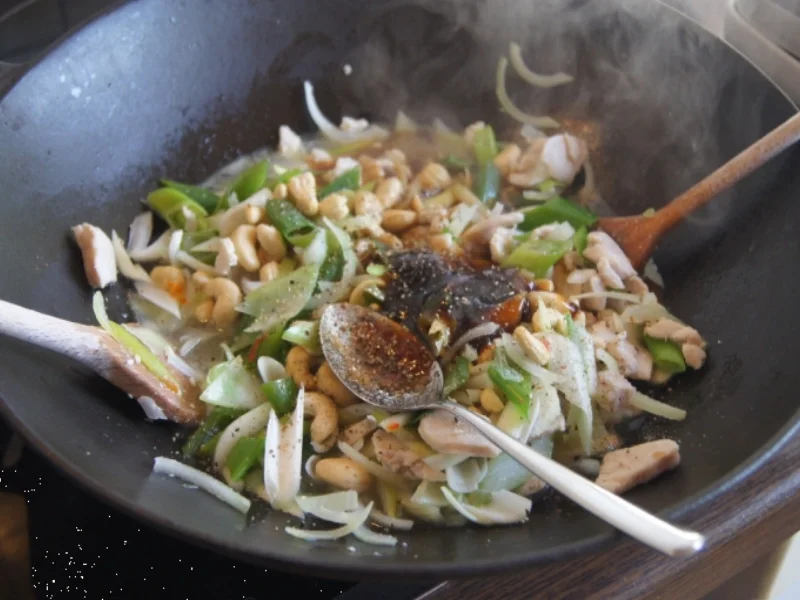 Gebratenes Hähnchenbrustfilet mit Zwiebeln, Cashew-Nüssen und Basmatireis - Rezept - Bild Nr. 3920