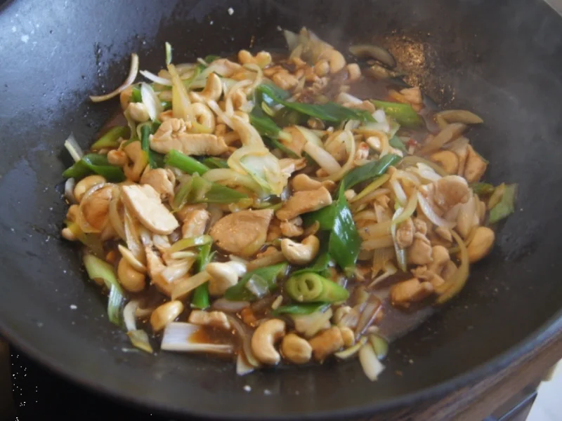Gebratenes Hähnchenbrustfilet mit Zwiebeln, Cashew-Nüssen und Basmatireis - Rezept - Bild Nr. 3921