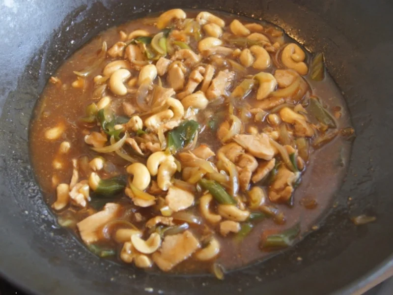 Gebratenes Hähnchenbrustfilet mit Zwiebeln, Cashew-Nüssen und Basmatireis - Rezept - Bild Nr. 3923