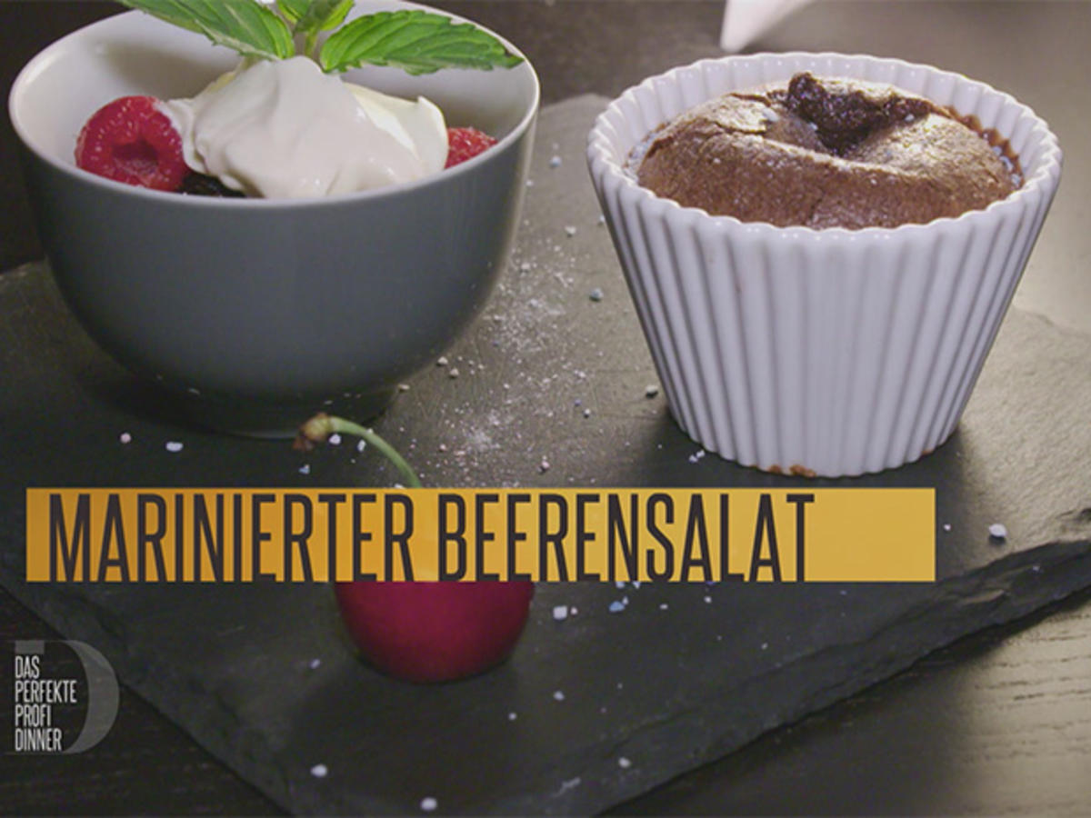 Baileys-Schokoküchlein mit Beerensalat und Vanille-Sauerrahm (Meta ...