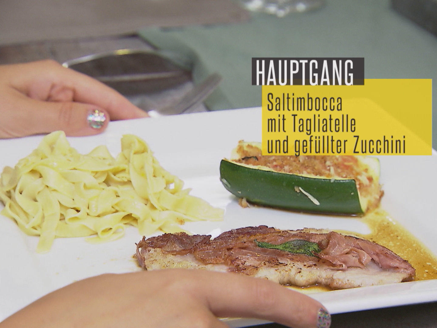 Bilder für Saltimbocca mit selbstgemachten Tagliatelle in Safranbutter mit gefüllter Zucchini - Rezept