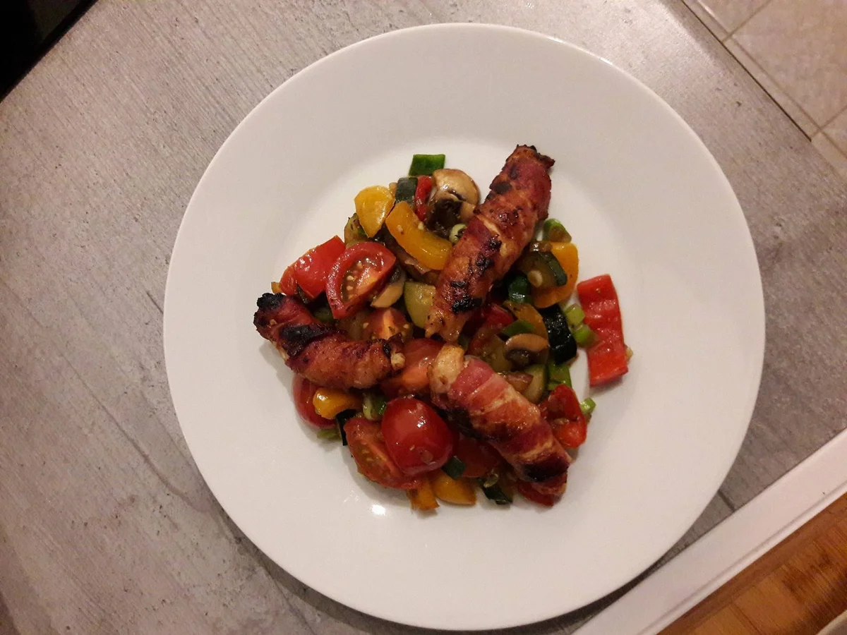 Hähnchen im Speckmantel auf Gemüsebeet - Rezept - Bild Nr. 3912