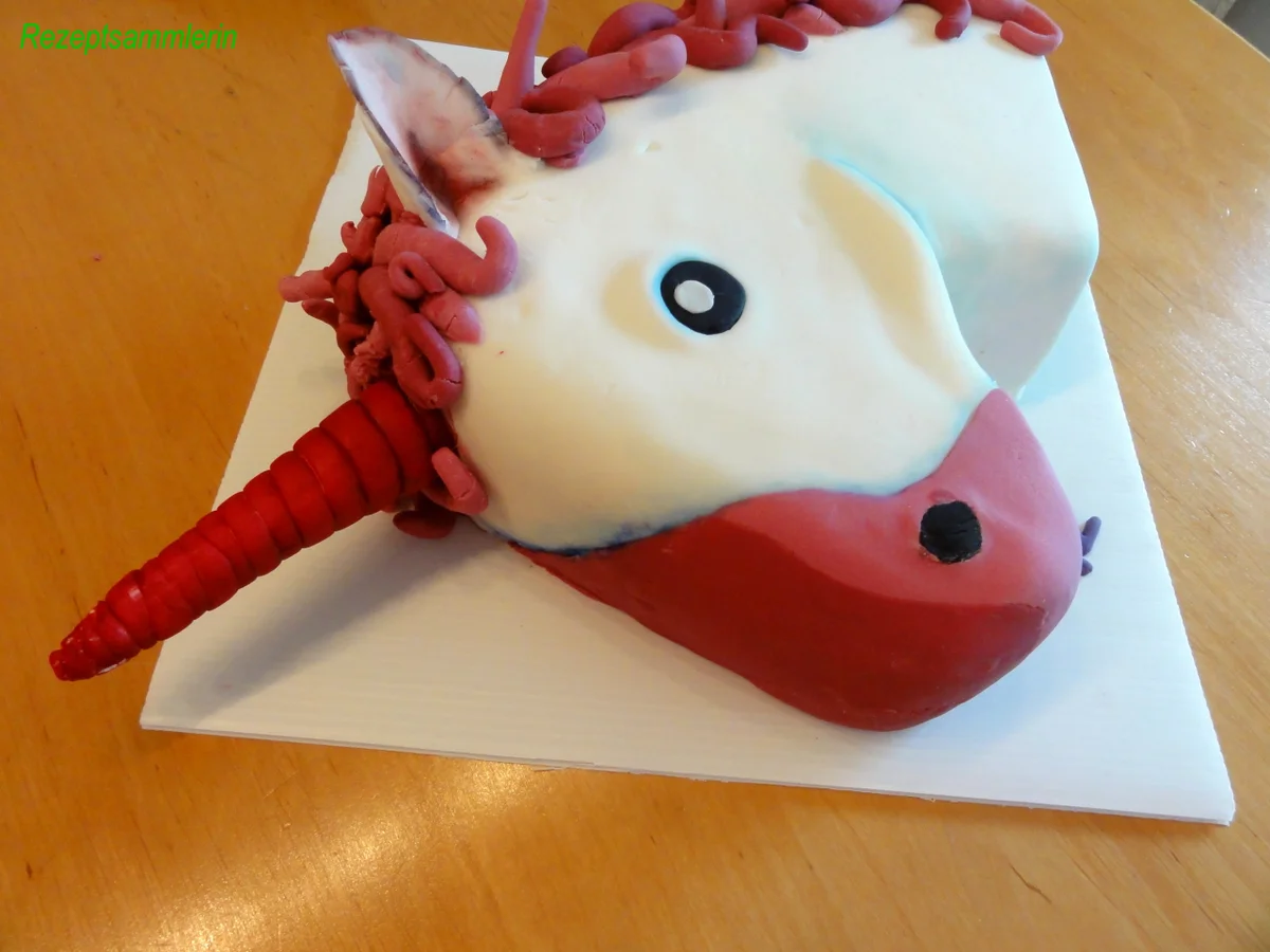Rezept: FONDANT: 3D - EINHORN ~ TORTE Bild Nr. 3 FONDANT: 3D - EINHORN ~ TORTE - Rezept - Bild Nr. 3