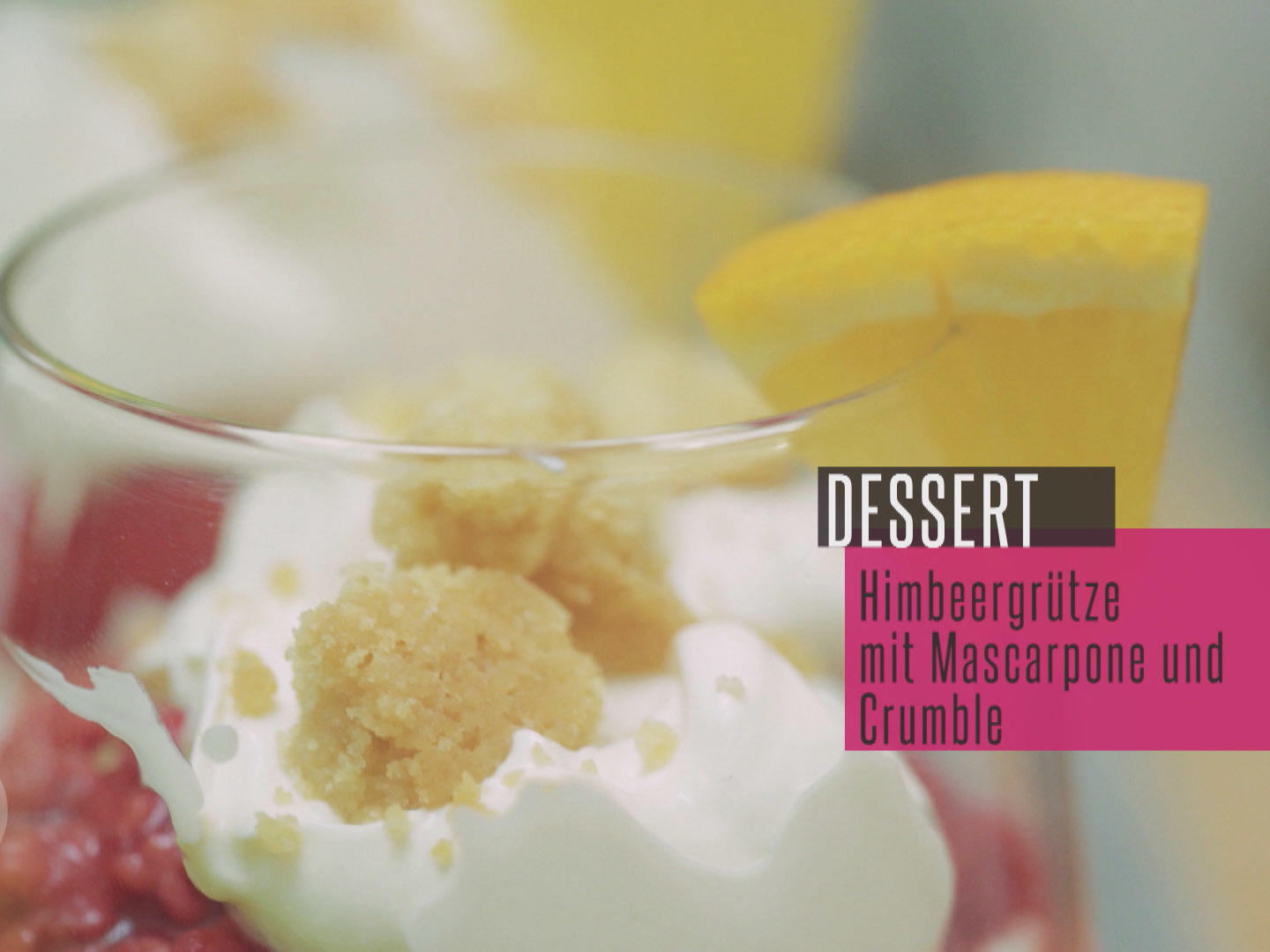 Bilder für Vanille-Joghurt-Mascarpone mit Crumble und Himbeeren - Rezept