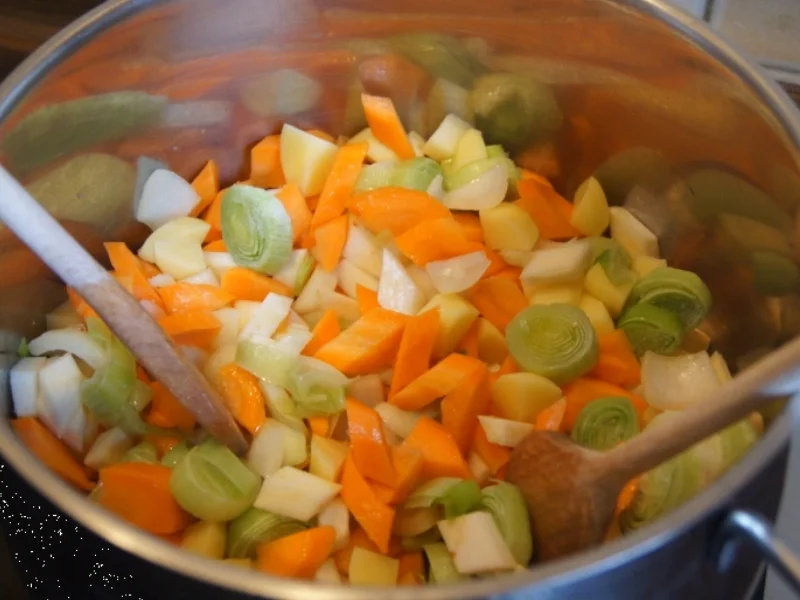 Rezept: Herzhafte Gemüsesuppe mit Salami Bild Nr. 3947 Herzhafte Gemüsesuppe mit Salami - Rezept - Bild Nr. 3947