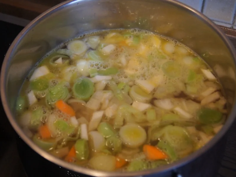 Rezept: Herzhafte Gemüsesuppe mit Salami Bild Nr. 3949 Herzhafte Gemüsesuppe mit Salami - Rezept - Bild Nr. 3949