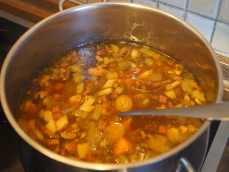 Rezept: Herzhafte Gemüsesuppe mit Salami Bild Nr. 3952 Herzhafte Gemüsesuppe mit Salami - Rezept - Bild Nr. 3952