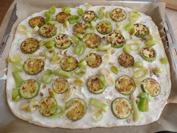 Zucchini-Lauch-Kuchen mit Ziegenkäse - Rezept - kochbar.de