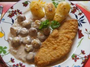 Wiener-Schnitzel vom Schwein mit Rahm-Knoblauch-Champignons und Rosmarinkartoffeln - Rezept - Bild Nr. 3986