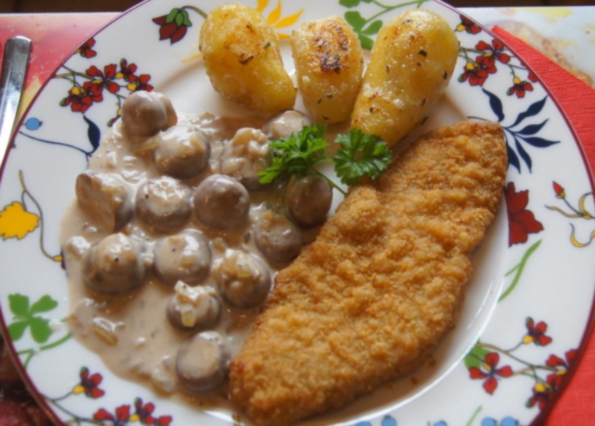 Bilder für Wiener-Schnitzel vom Schwein mit Rahm-Knoblauch-Champignons und Rosmarinkartoffeln - Rezept