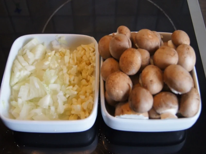 Wiener-Schnitzel vom Schwein mit Rahm-Knoblauch-Champignons und Rosmarinkartoffeln - Rezept - Bild Nr. 3988