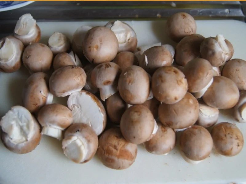 Wiener-Schnitzel vom Schwein mit Rahm-Knoblauch-Champignons und Rosmarinkartoffeln - Rezept - Bild Nr. 3989