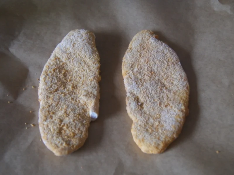 Wiener-Schnitzel vom Schwein mit Rahm-Knoblauch-Champignons und Rosmarinkartoffeln - Rezept - Bild Nr. 3990