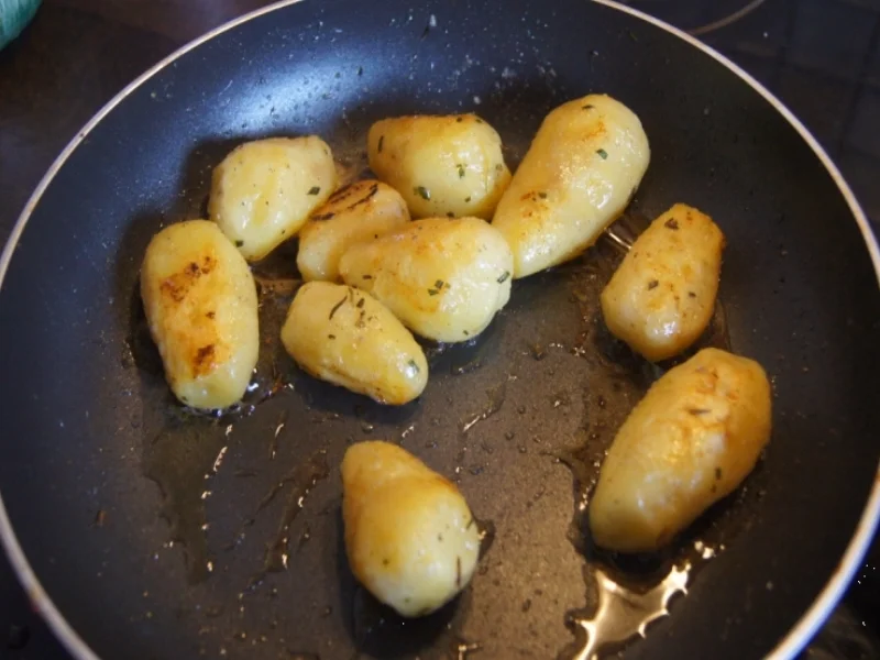 Wiener-Schnitzel vom Schwein mit Rahm-Knoblauch-Champignons und Rosmarinkartoffeln - Rezept - Bild Nr. 3992