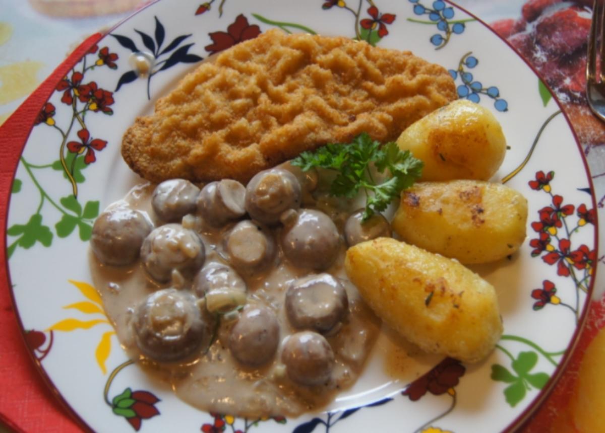 Wiener-Schnitzel vom Schwein mit Rahm-Knoblauch-Champignons und Rosmarinkartoffeln - Rezept - Bild Nr. 3993