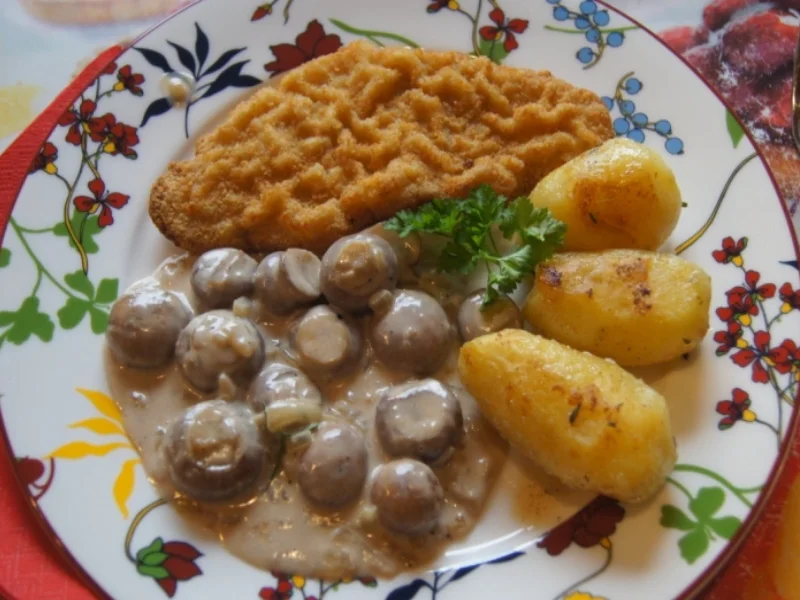 Wiener-Schnitzel vom Schwein mit Rahm-Knoblauch-Champignons und Rosmarinkartoffeln - Rezept - Bild Nr. 3993