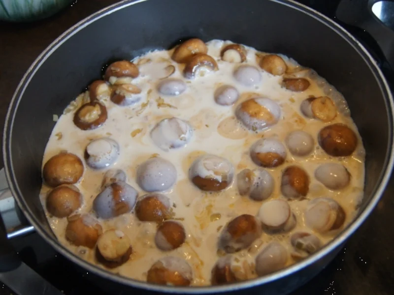 Wiener-Schnitzel vom Schwein mit Rahm-Knoblauch-Champignons und Rosmarinkartoffeln - Rezept - Bild Nr. 3992