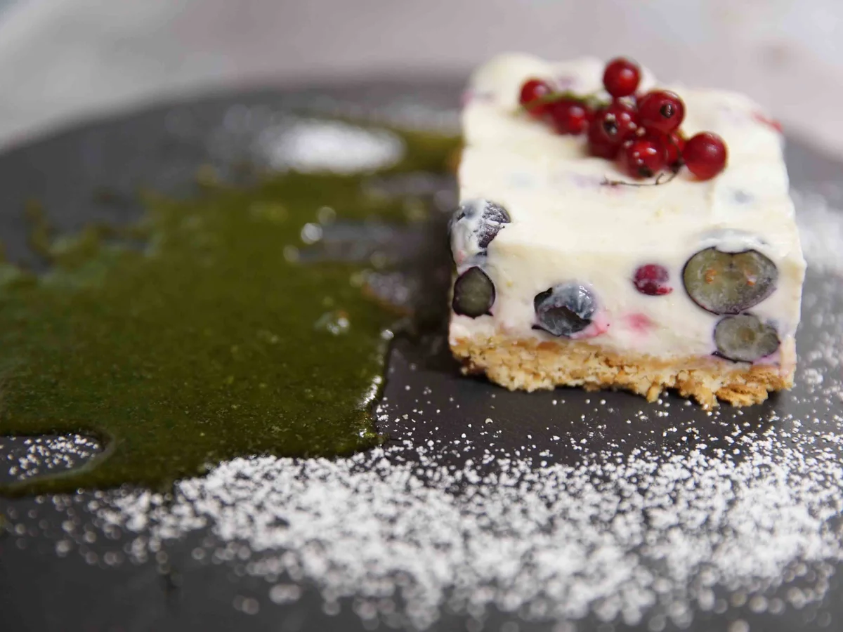 Rezept: Weiße-Schokolade-Ricotta-Törtchen mit Beeren und Minzpesto Bild Nr. 3979 Weiße-Schokolade-Ricotta-Törtchen mit Beeren und Minzpesto - Rezept - Bild Nr. 3979