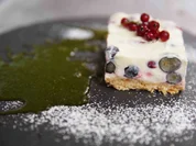 Weiße-Schokolade-Ricotta-Törtchen mit Beeren und Minzpesto - Rezept - Bild Nr. 3979