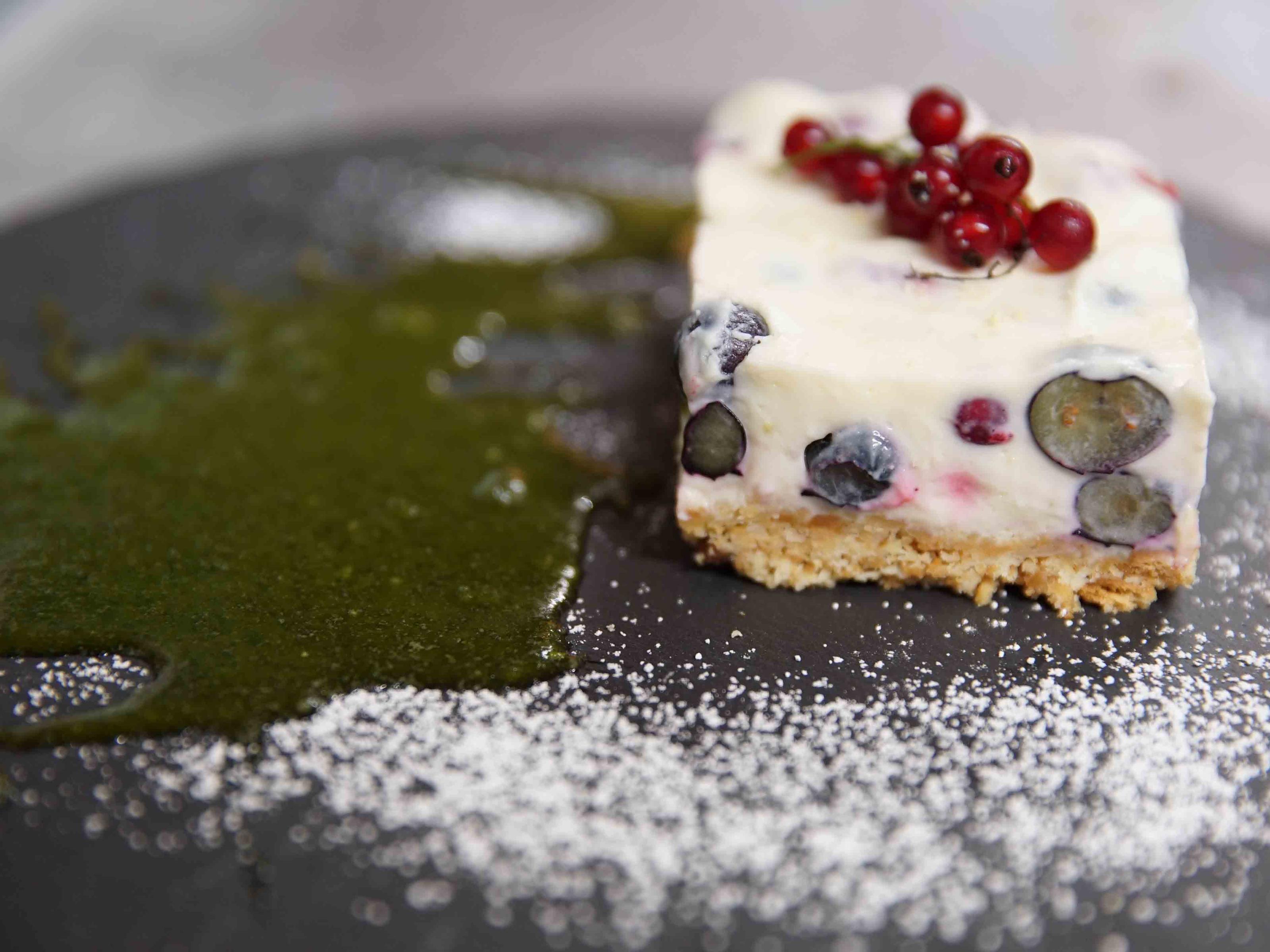 Bilder für Weiße-Schokolade-Ricotta-Törtchen mit Beeren und Minzpesto - Rezept