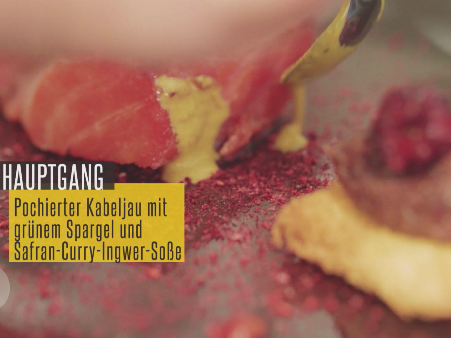 Bilder für Poschierter Kabeljau mit grünem Spargel und Safran-Curry-Ingwer - Rezept