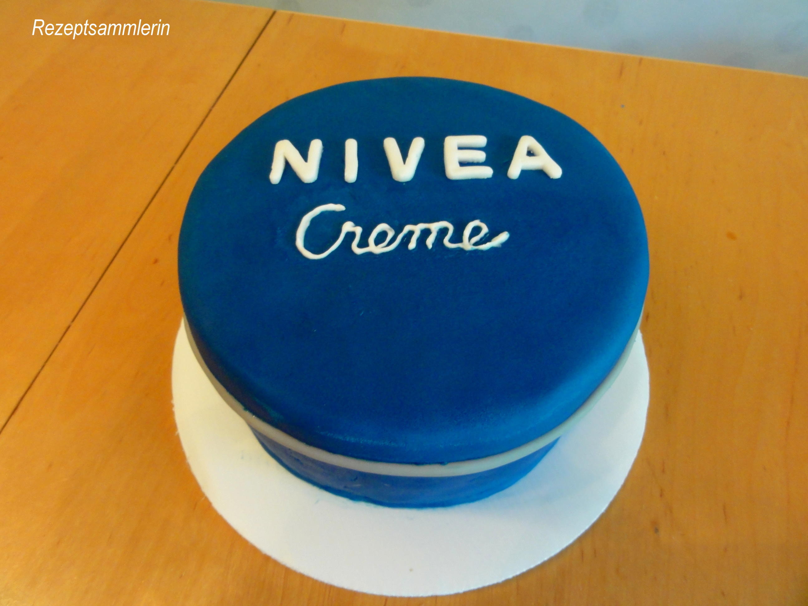 Bilder für FONDANT: NIVEA ~ DOSE als 3D~Torte - Rezept