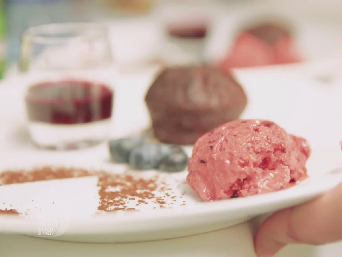 Irische Guinness-Muffins mit Waldbeer-Frozen-Joghurt, Blaubeersirup - Rezept - Bild Nr. 2