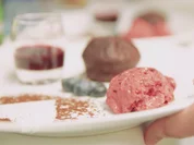 Irische Guinness-Muffins mit Waldbeer-Frozen-Joghurt, Blaubeersirup - Rezept - Bild Nr. 2