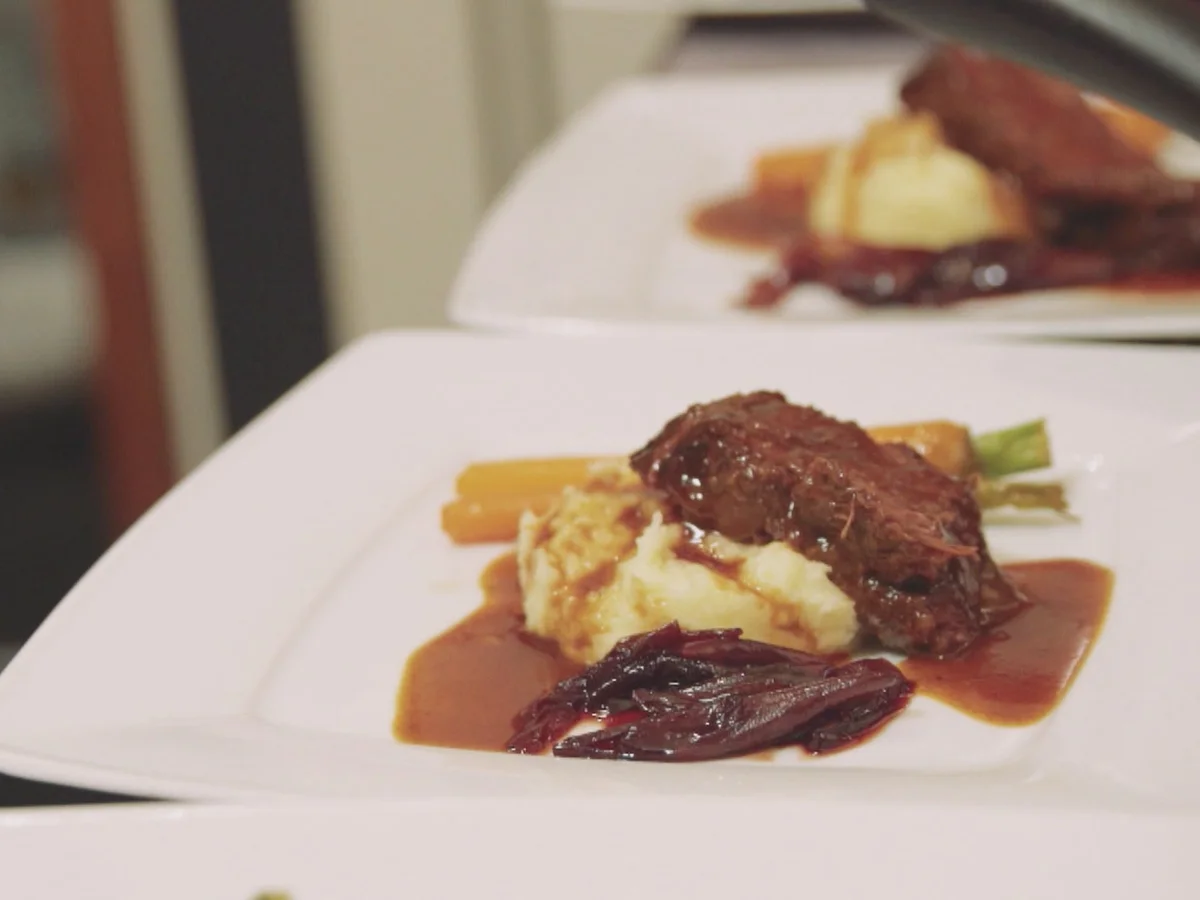 Irische Ochsenbäckchen auf Kartoffel-Stampf mit karamellisierten Orangen-Möhren - Rezept - Bild Nr. 2