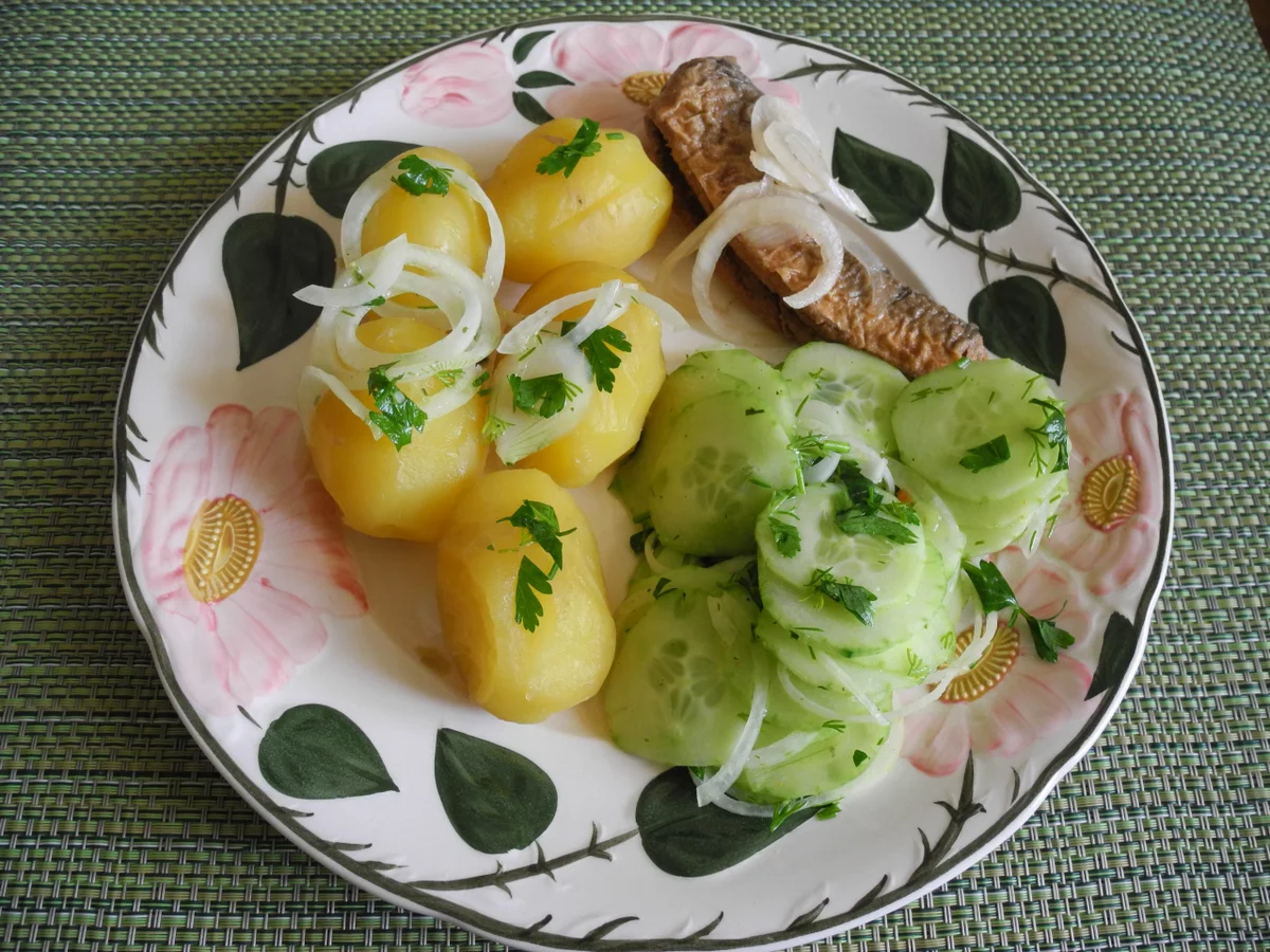Pellkartoffeln Brathering und Gurkensalat - Rezept - Bild Nr. 4234