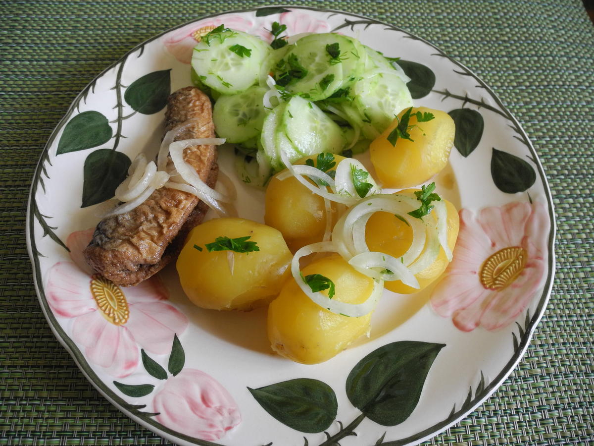 Pellkartoffeln Brathering und Gurkensalat - Rezept - Bild Nr. 4235