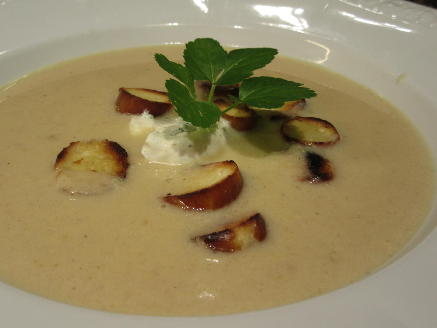 Suppen: Apfelmost(Cidre)-Suppe mit Brez´n-Croutons - Rezept - kochbar.de