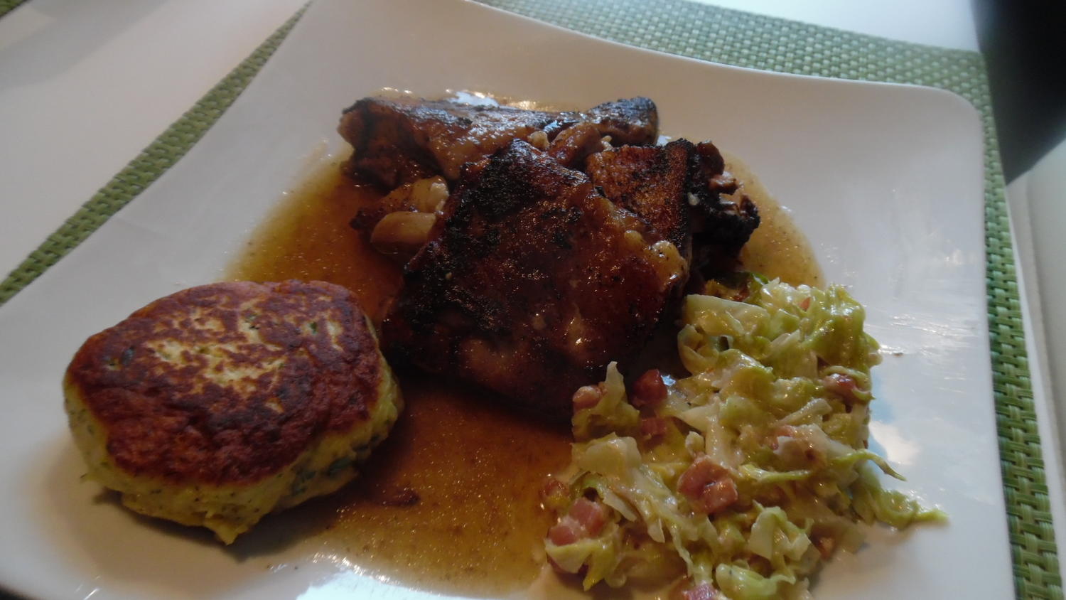 &amp;quot;Dicke Rippchen&amp;quot; mit Rahm-Spitzkohl und Kartoffel-Plätzchen - Rezept ...