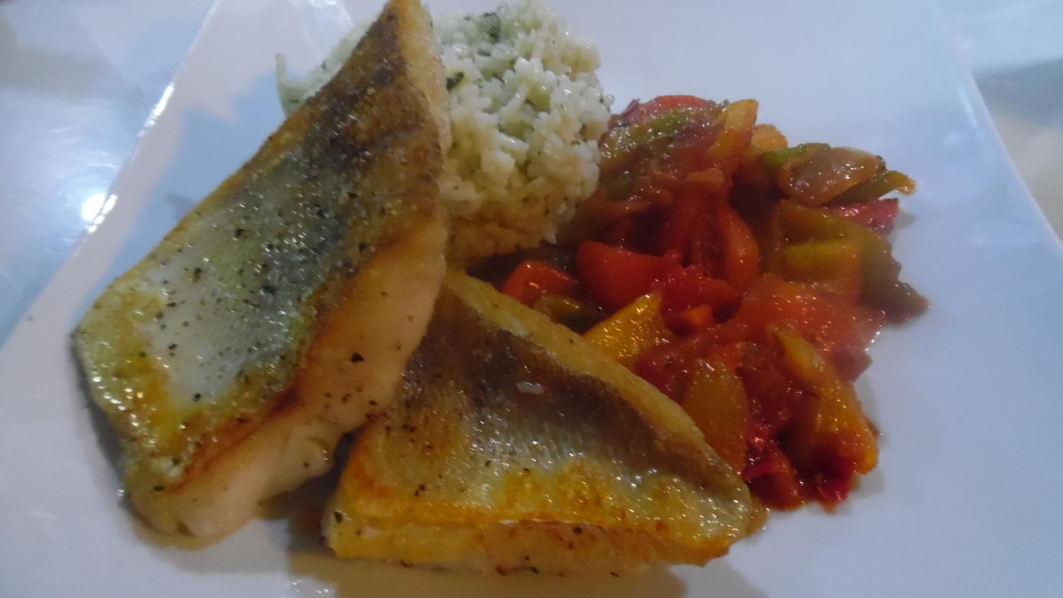 Zanderfilet mit fruchtig-scharferer Peperonata und Basilikum-Reis ...