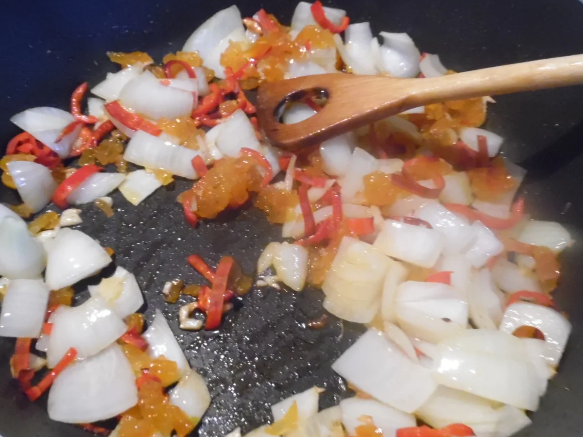 Rezept: Zanderfilet mit fruchtig-scharferer Peperonata und Basilikum-Reis Bild Nr. 4238 Zanderfilet mit fruchtig-scharferer Peperonata und Basilikum-Reis - Rezept - Bild Nr. 4238