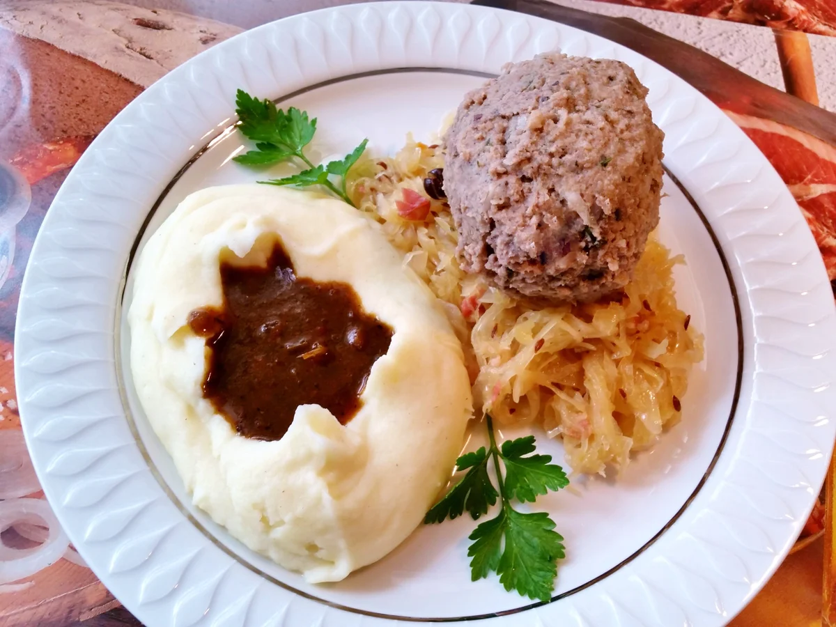 Leberknödel auf Sauerkraut am Kartoffelpüree-Krater - Rezept - Bild Nr. 3